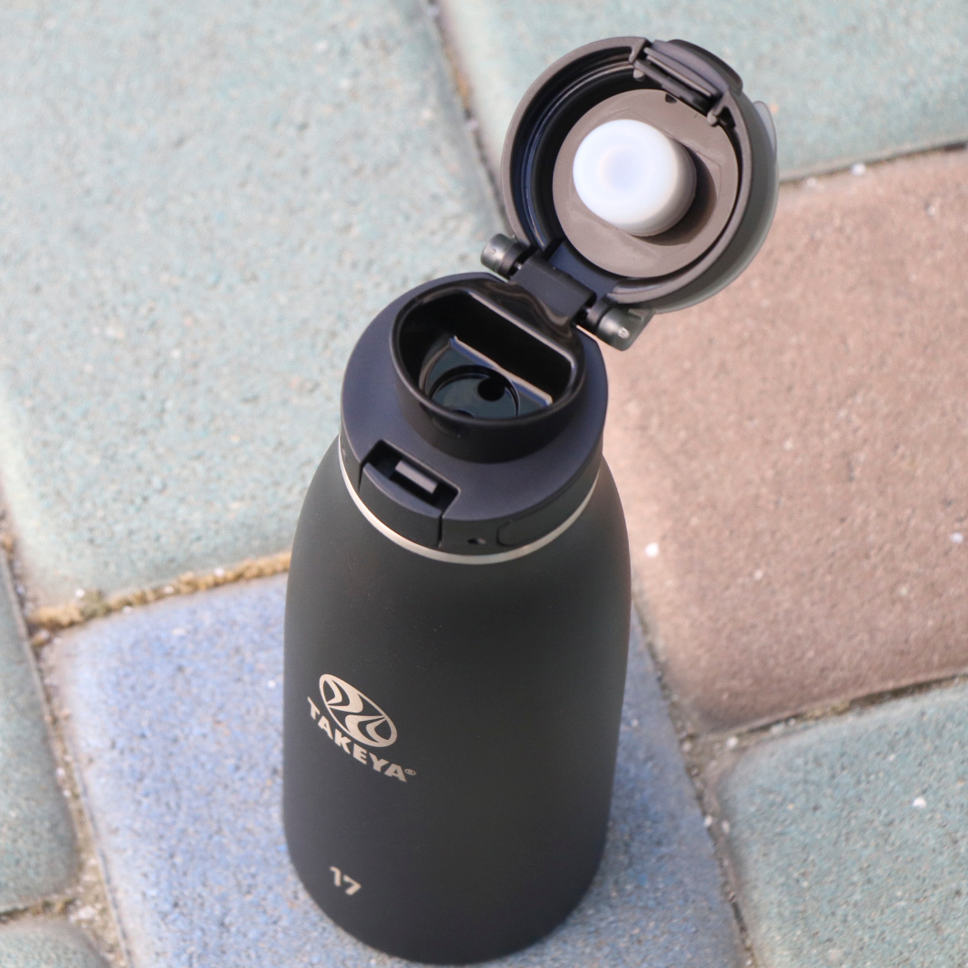 traveler-fliplocktm-lid-r3 96076-R-TravelerLid-Lifestyle-Onyx.png